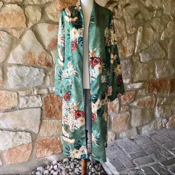 5⭐️Fave!  Satin floral kimono duster - Picture 5 of 8